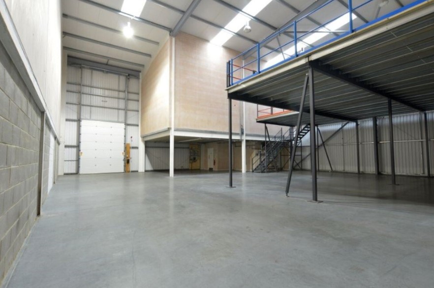 Mezzanine floors and mezzanine floor kits- photo of mezzanine floor in warehouse.