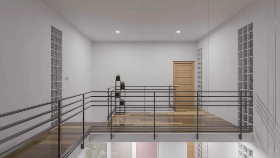 Mezzanine flooring - Maximizing Space and Functionality​ -mezzanine level office space.